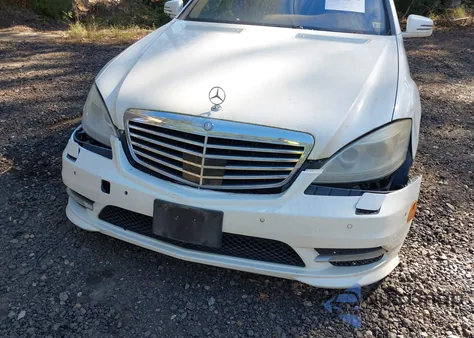 2013 Mercedes-Benz S 550 z USA, uszkodzony, nr VIN WDDNG7DB9DA525974